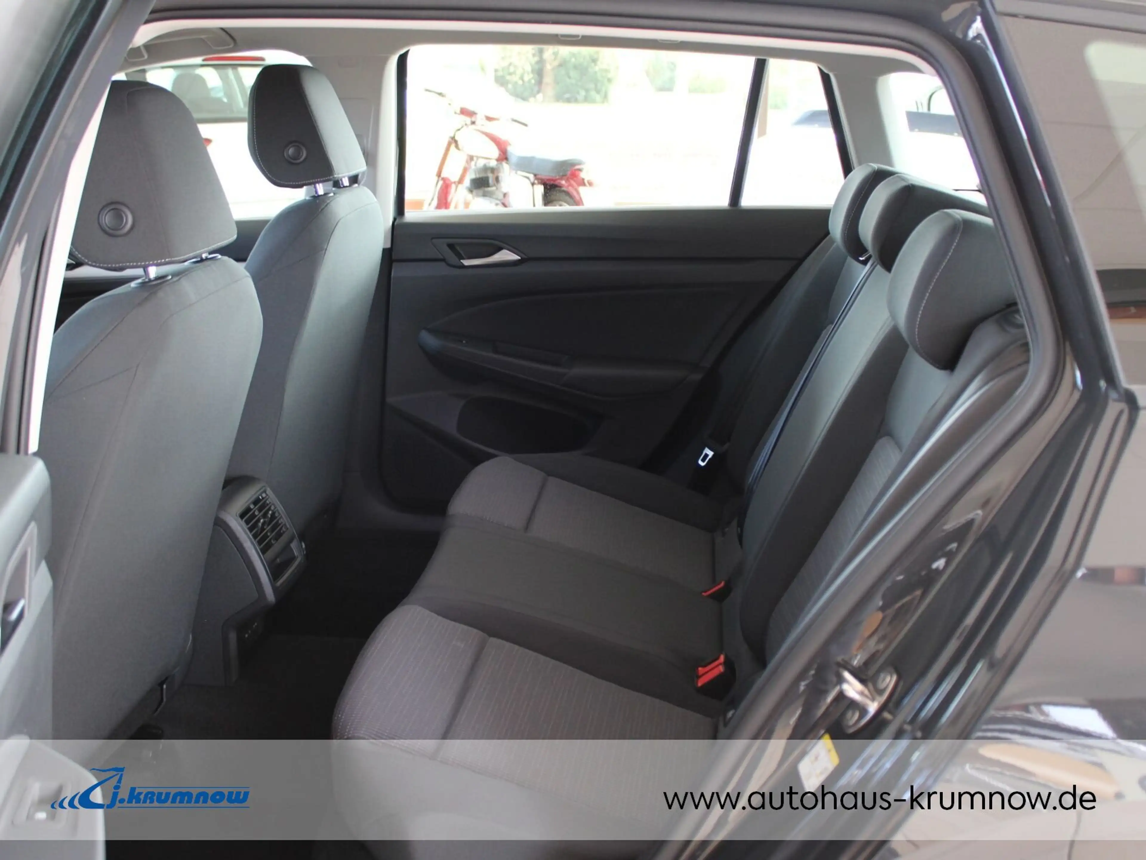 Volkswagen Golf VIII Variant 1.5 TSI OPF LED+Appconnect+GRA Klima/Sitzhzg./MF-Lenkrad/BC/L-R Sensor/Dachrel./eFH. — photo 6