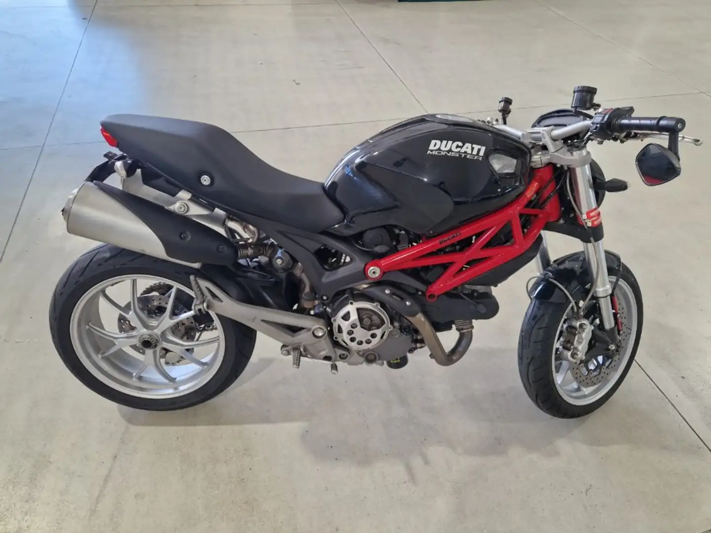 Ducati Monster 1100 DS Rosso - 1
