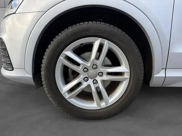 Audi Q3 view 15