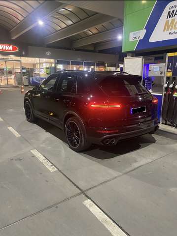 Imagine Porsche Cayenne Diesel- GTS Optik(Black)