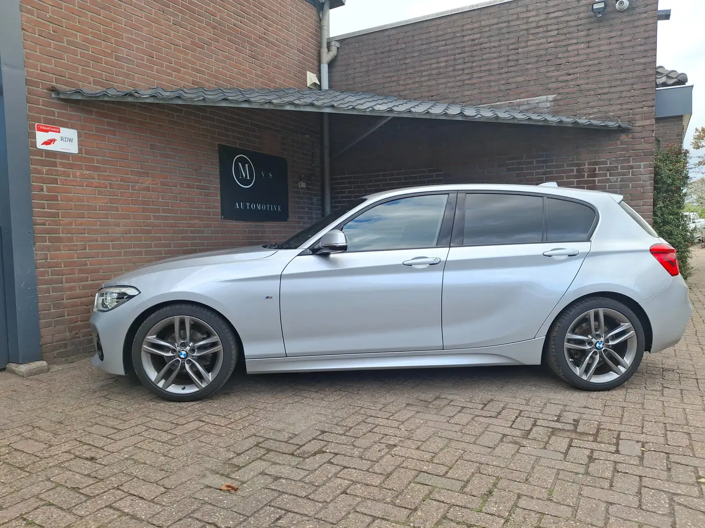 BMW 118 118i M-Sport 136PK Apple Carplay / Navigatie / Grijs - 2