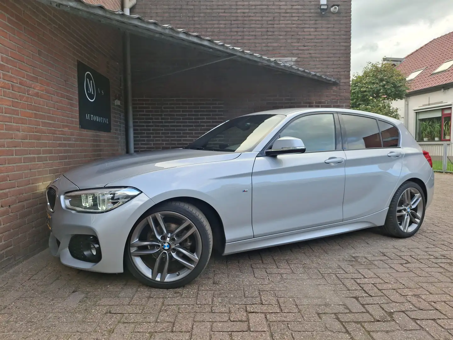 BMW 118 118i M-Sport 136PK Apple Carplay / Navigatie / Grijs - 1