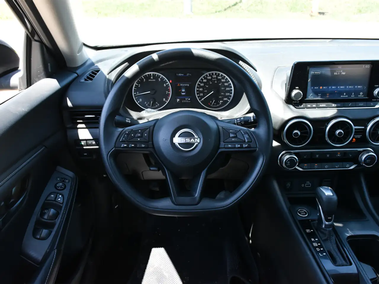 Nissan Sentra снимка Nissan Sentra