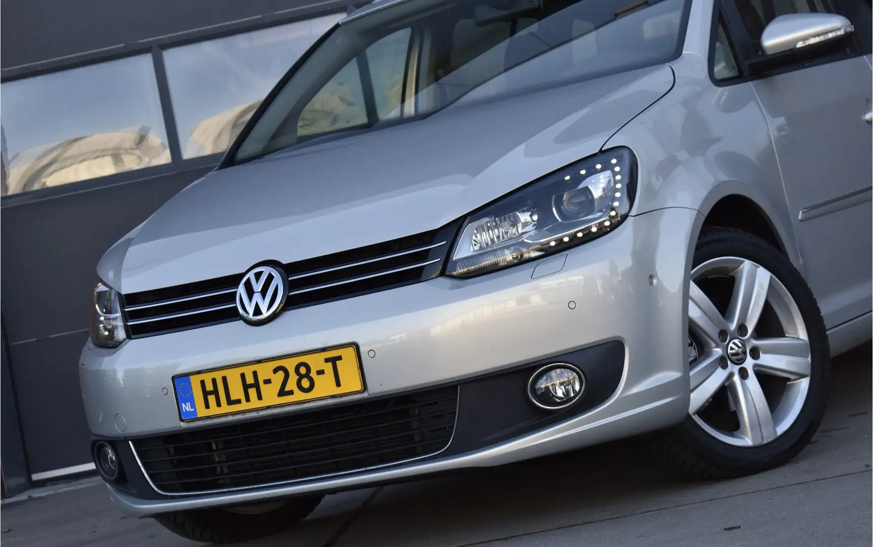 Volkswagen Touran 1.4 TSI Highline Pano - Trekhaak - Camera - Cruise Gris - 2