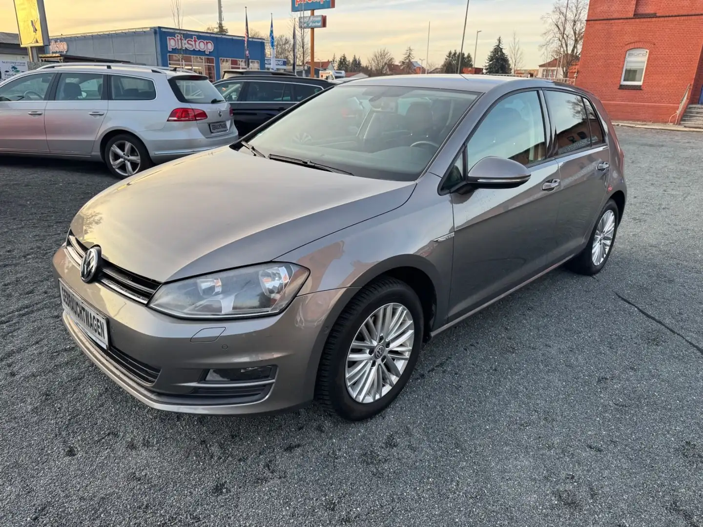 Volkswagen Golf VII Lim. Cup BMT / LED / Navi / PDC / SHZ Grau - 2