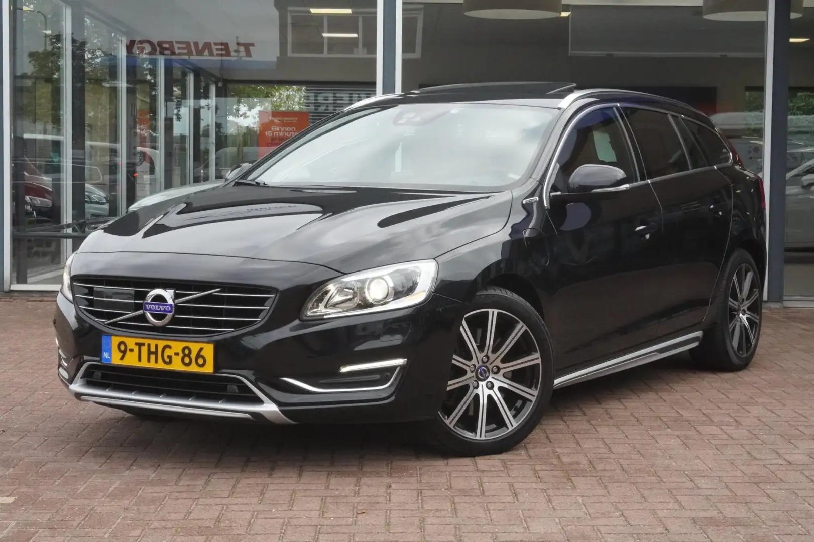 Volvo V60 2.4 D6 AWD Plug-In Hybrid Summum | Automaat | Airc Zwart - 1
