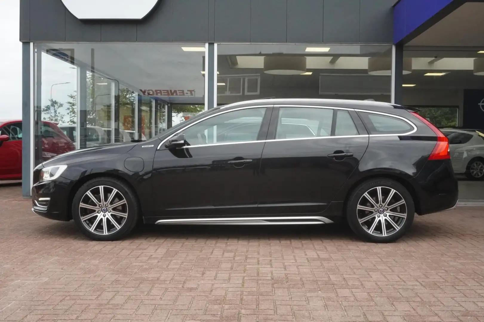 Volvo V60 2.4 D6 AWD Plug-In Hybrid Summum | Automaat | Airc Zwart - 2