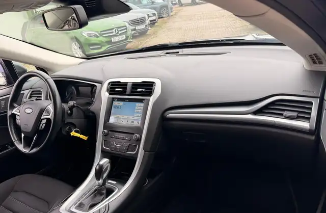 Ford Mondeo view 11