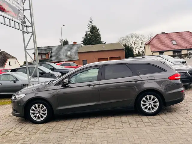 Ford Mondeo view 4
