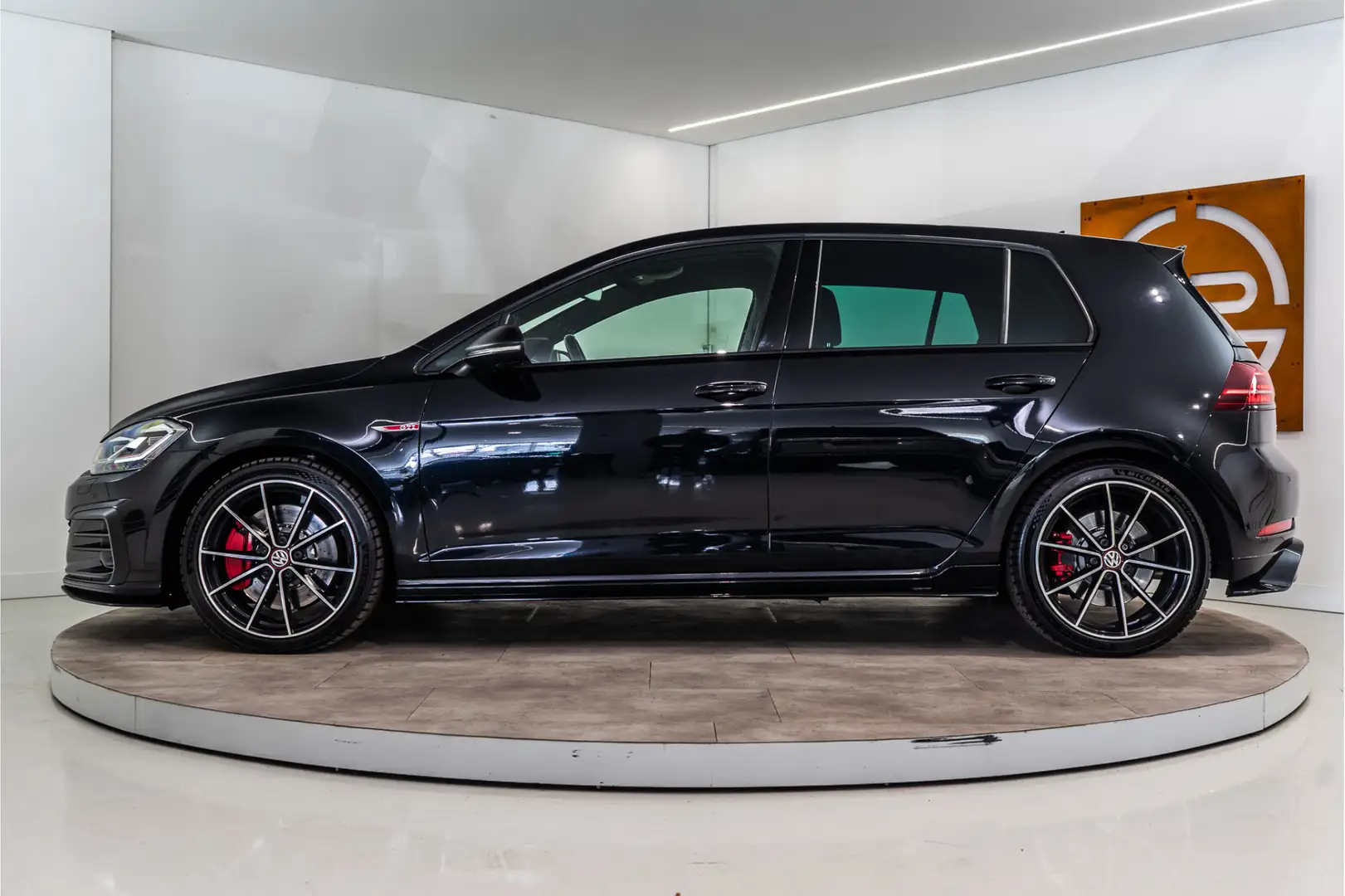 Volkswagen Golf GTI 2.0 TSI TCR 290PK | Virtual | CarPlay | LED | ACC Zwart - 2