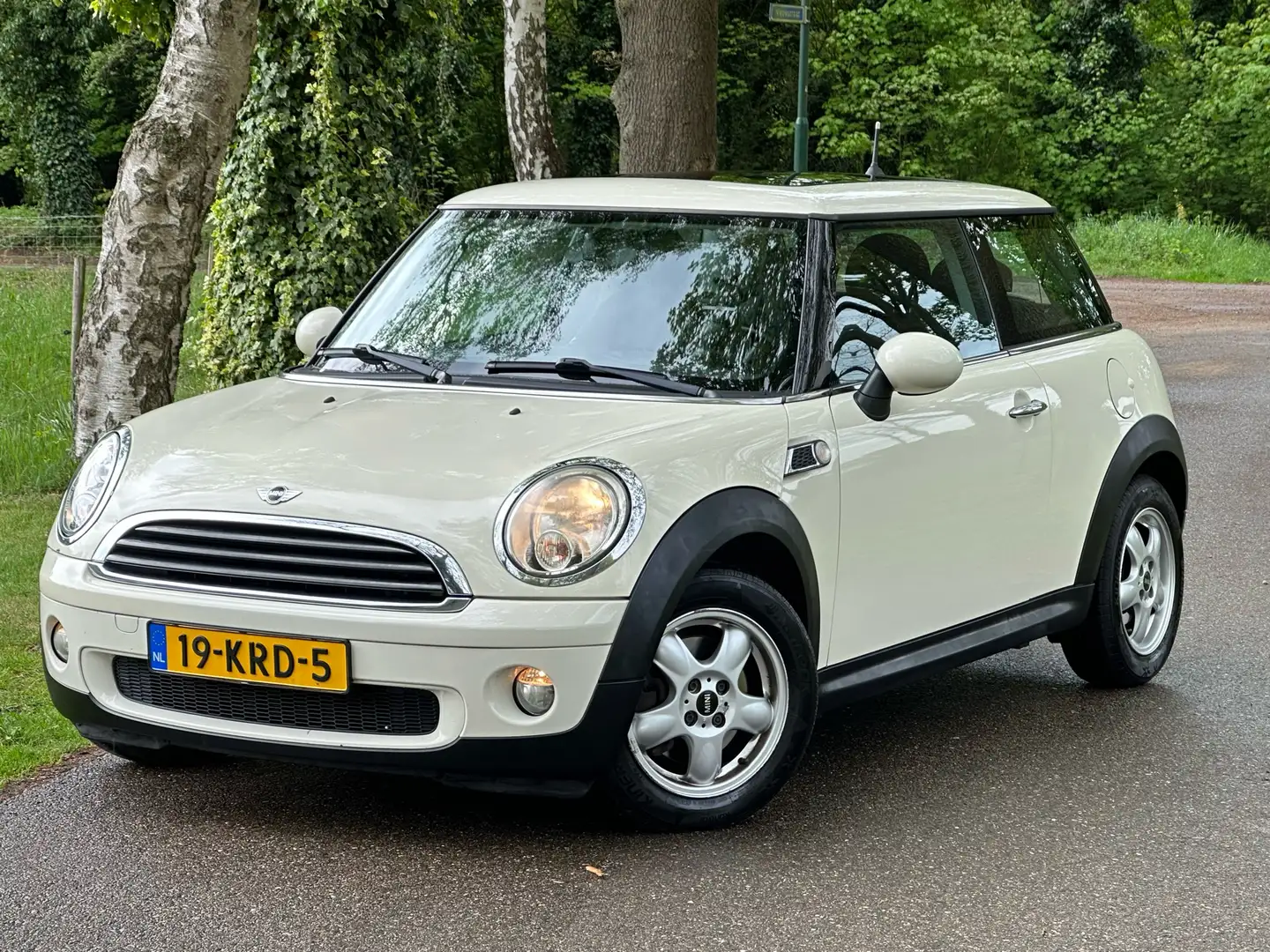MINI One 1.4 Anniv. MK II Verkocht Bílá - 1