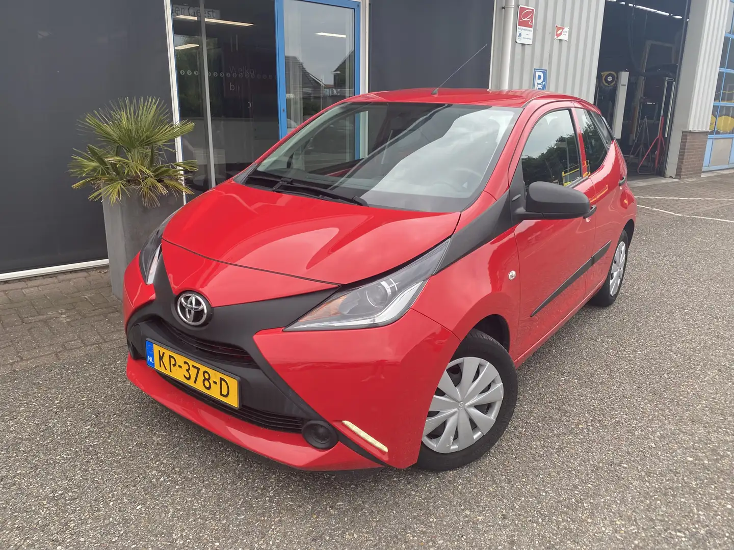 Toyota Aygo 1.0 VVT-i x-now Rood - 2