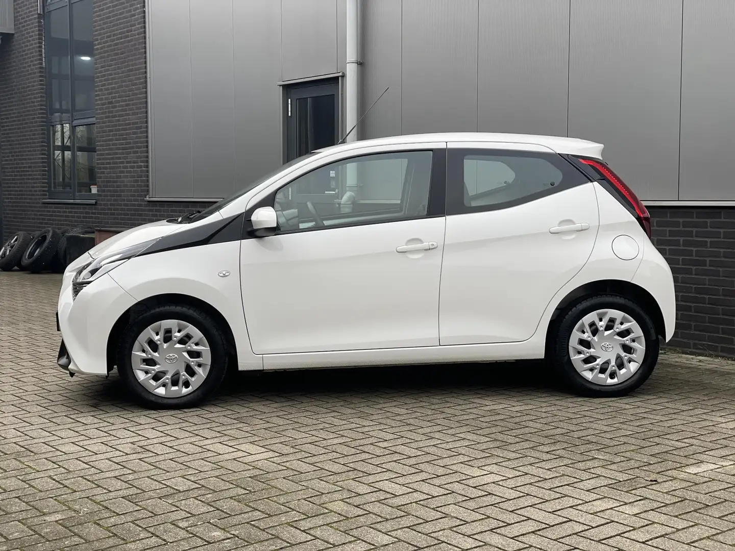 Toyota Aygo 1.0 VVT-i x - 2