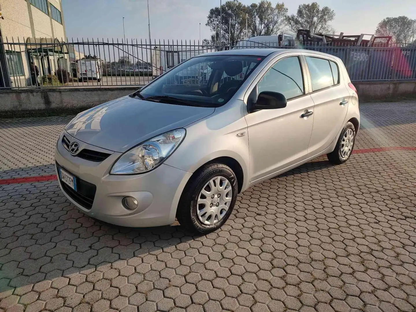 Hyundai i20 1.2 5p. BlueDrive GPL Classic Plateado - 1