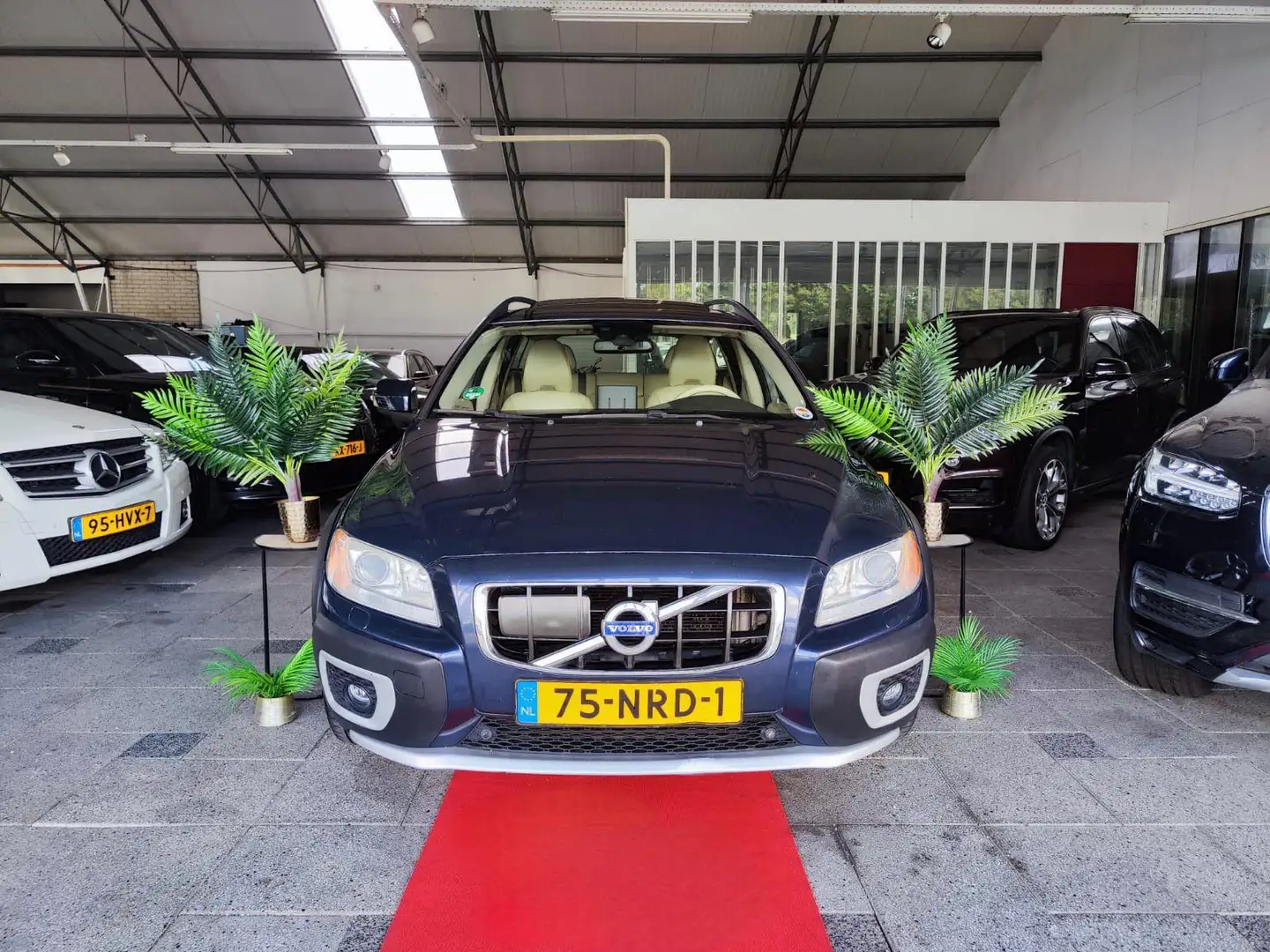 Volvo XC70 2.0 D3 AUT R-DESIGN PANO FACELIFT FULL! 2010 Blauw - 1