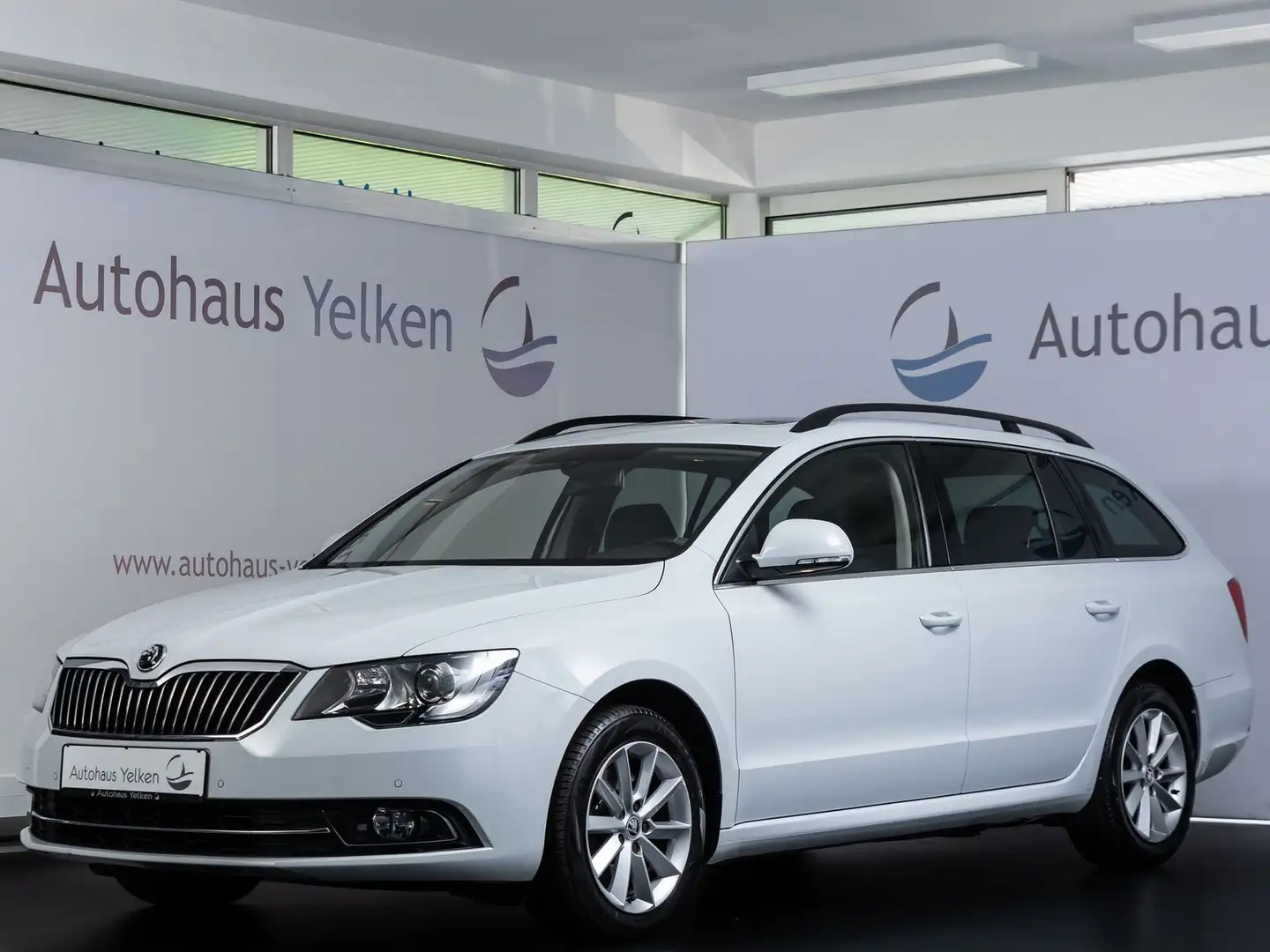 Skoda Superb Combi 2.0 TDI Ambition *PANO*NAVI*TEMP Wit - 2