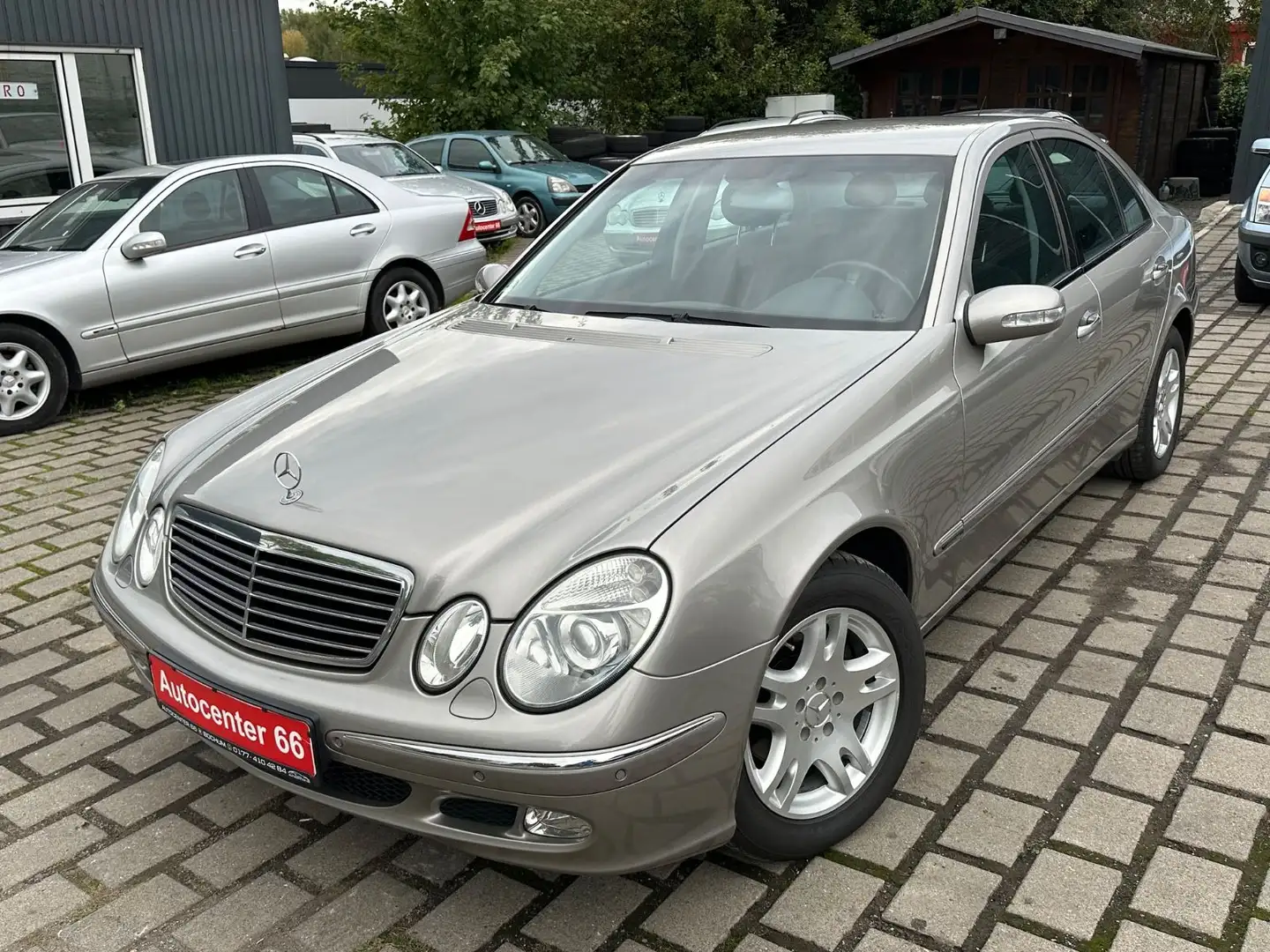 Mercedes-Benz E 200 K Lim. Aut Elegance*NAVI*PDC*2.HAND*TÜVNEU Silber - 1