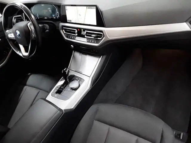 BMW 3 Series view 9
