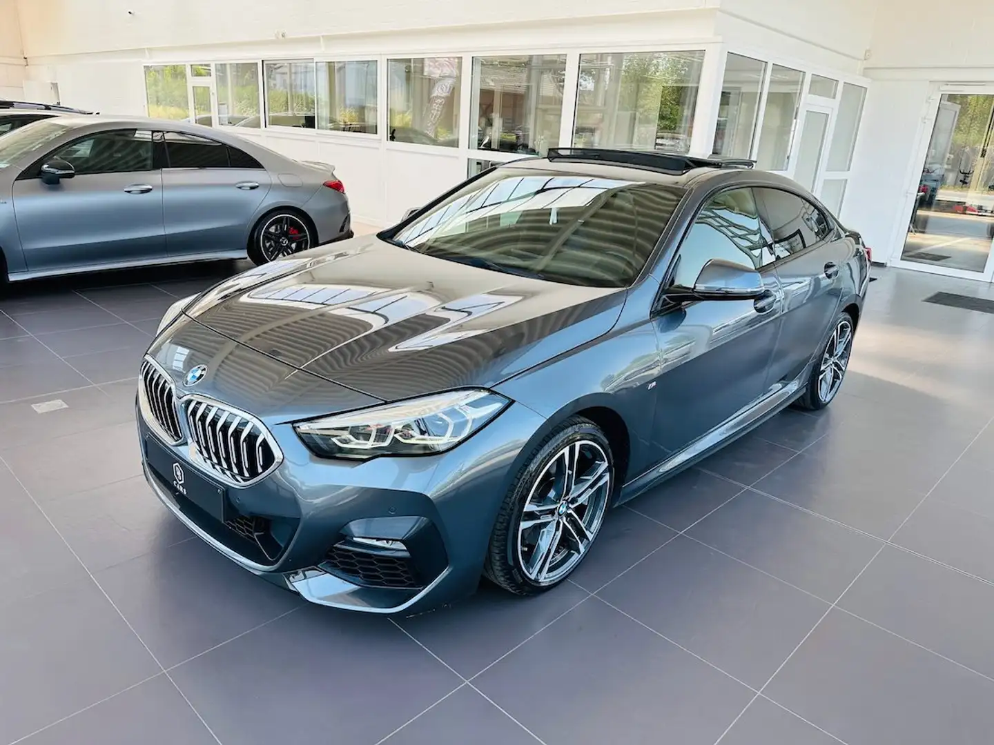 BMW 218 iA Gran Coupé ** GARANTIE +PACK M +TOIT PANO ** Zilver - 2