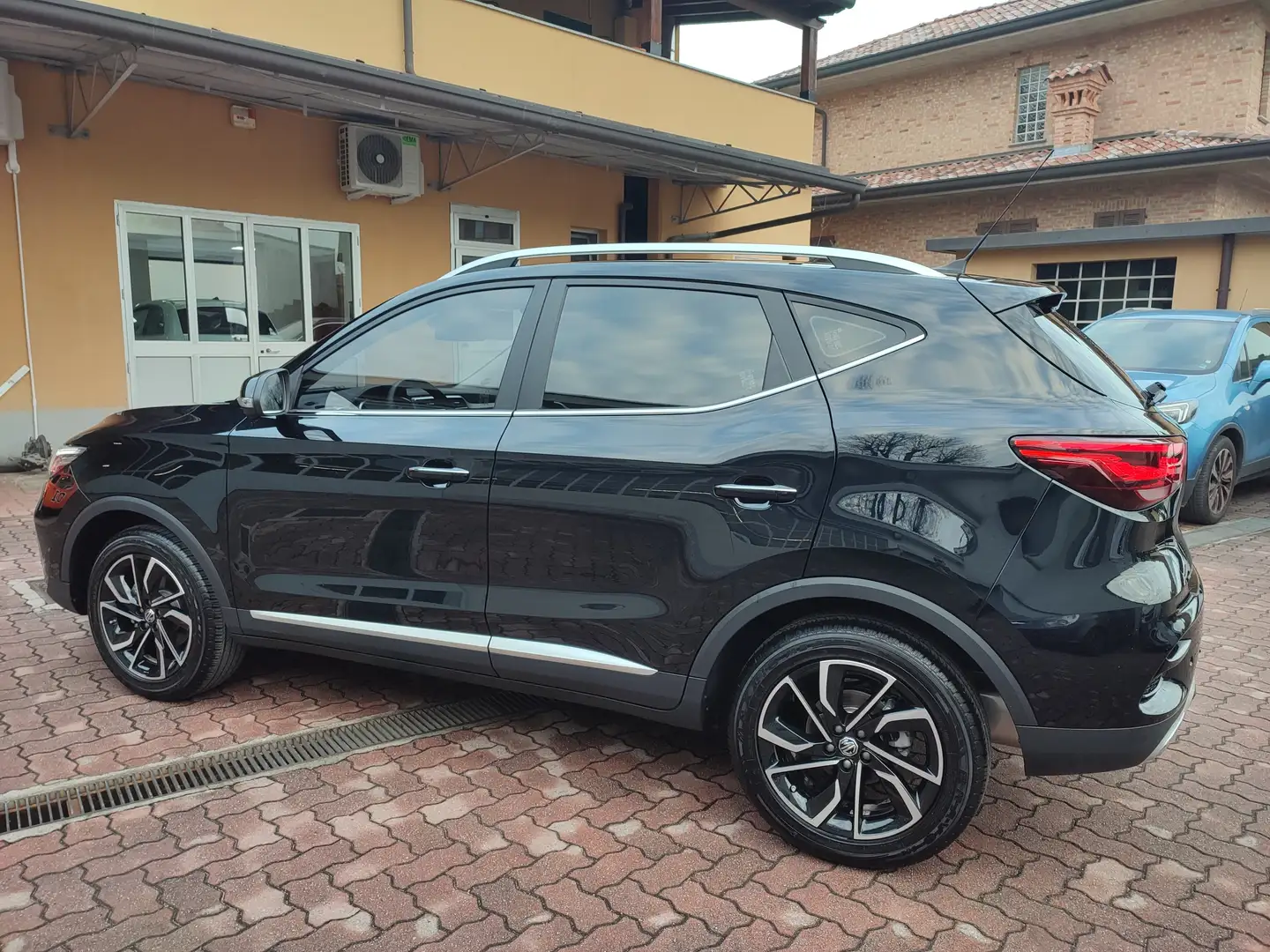 MG ZS ZS 1.5 Luxury 105 cv mt Promo Guida Sicuro !!!!! Nero - 2