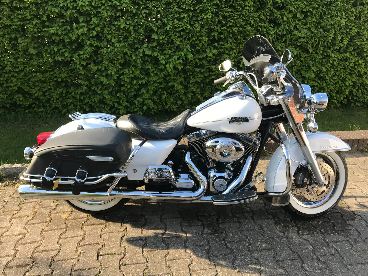 Harley-Davidson Road King FLHRC Road King Classic Bílá - 1