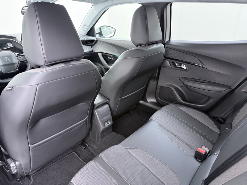 Peugeot e-2008 EV Allure Pack 50kWh SOH 95% 3-Fase 360°Camera 3D- — photo 12