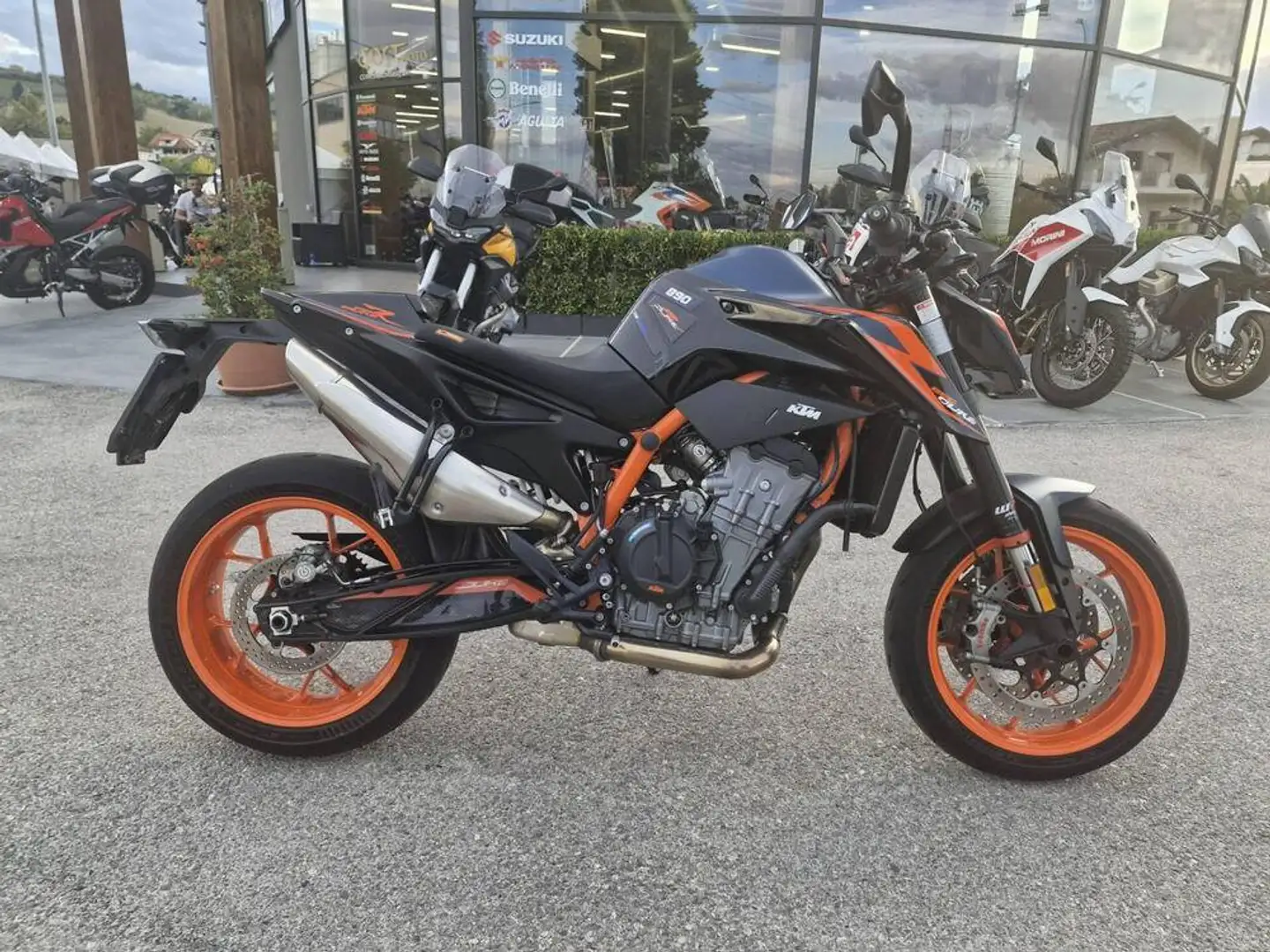 KTM 890 Duke - 1