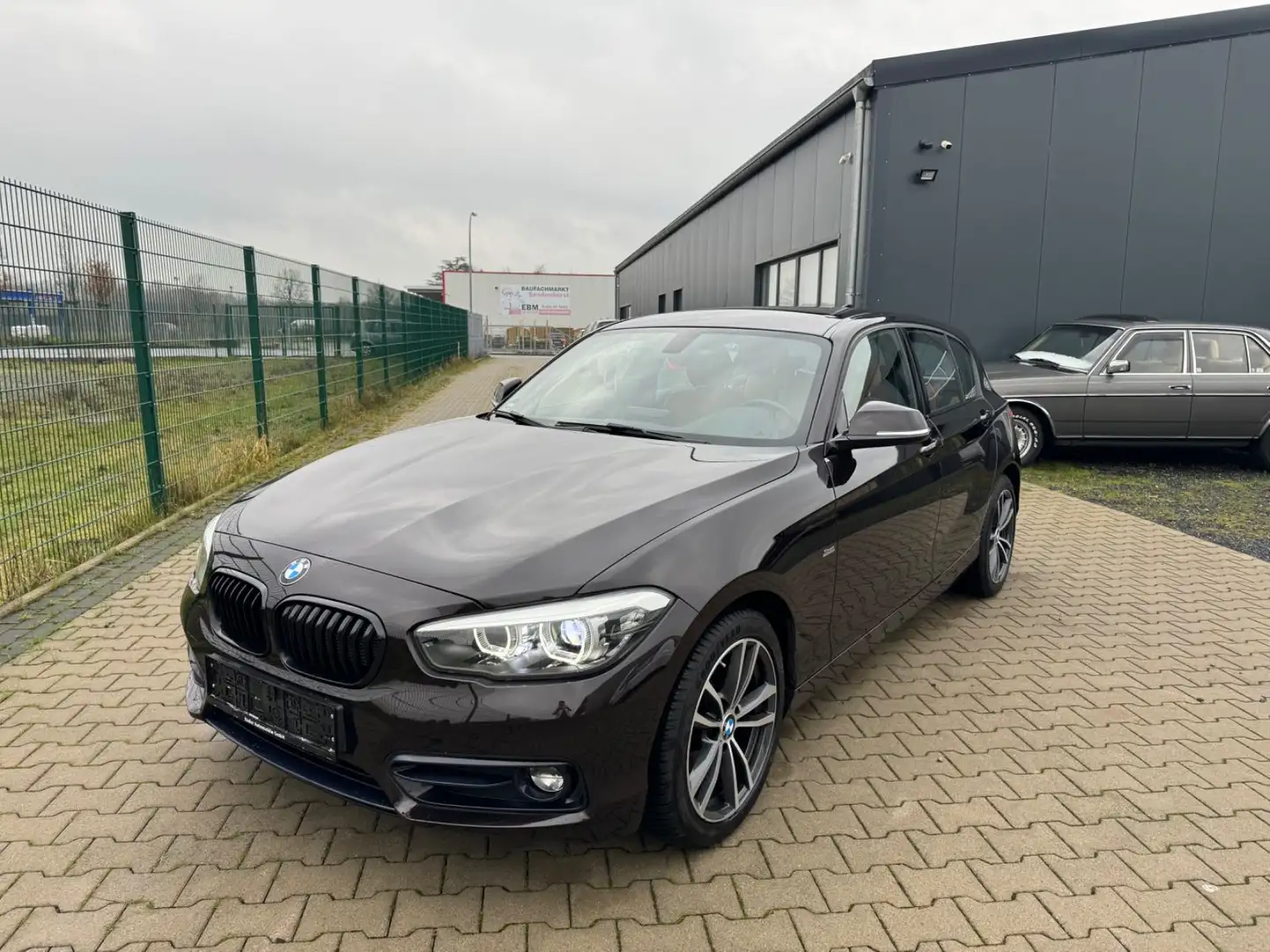 BMW 118 2017 50tkm 5T 118i Sport Automatik mtl. ab 189€ Braun - 1