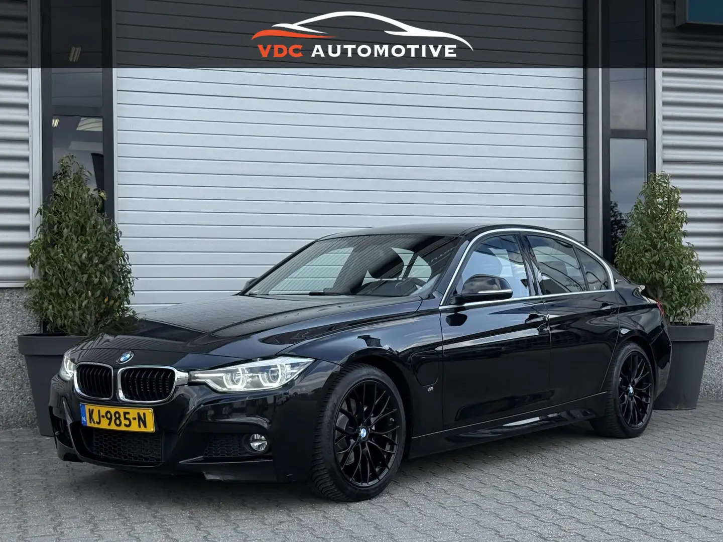BMW 330 3-Serie 330e M Sport LED | Navi | Parkeersensoren crna - 1