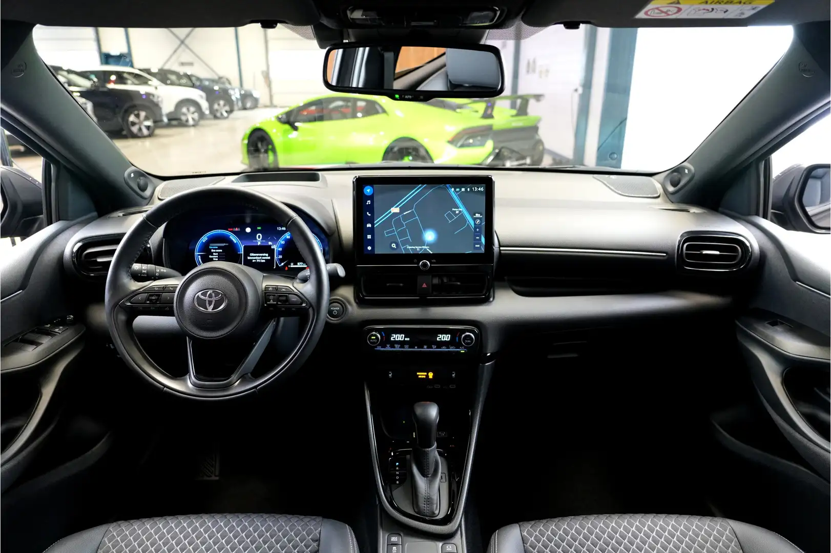 Toyota Yaris 1.5 Hybrid 130 Executive Aut. PANORAMADAK + JBL AU Grijs - 2