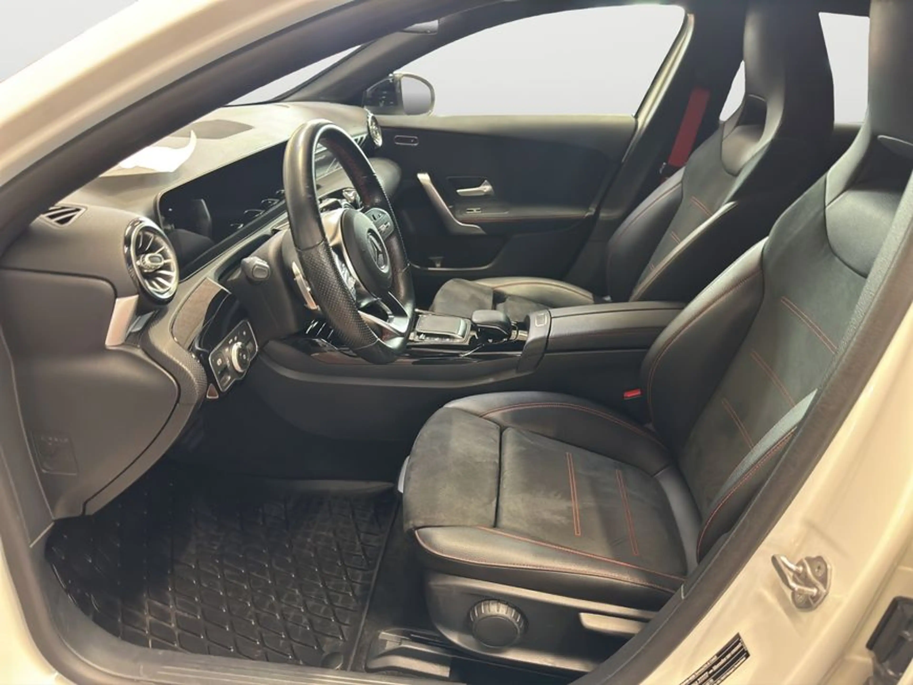 Mercedes-Benz A 35 AMG A-Klasse — photo 10