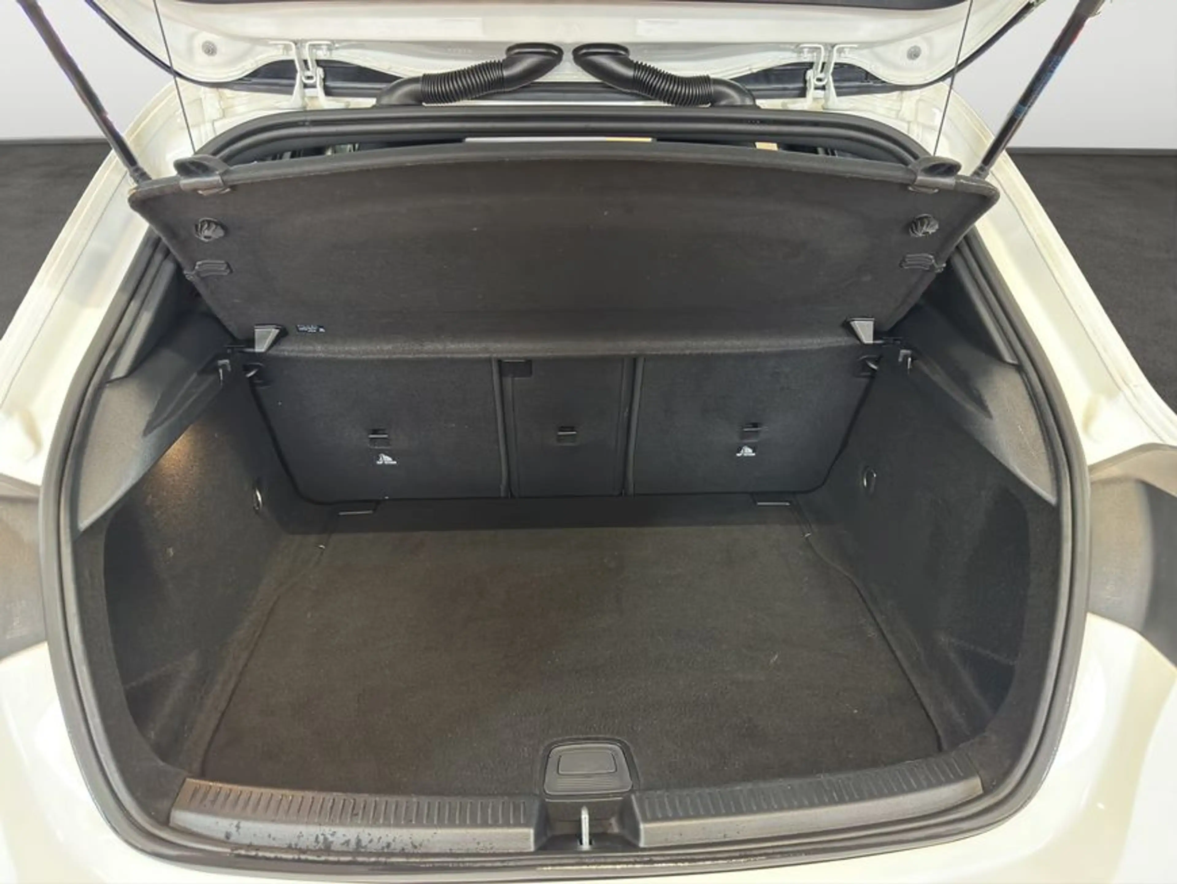 Mercedes-Benz A 35 AMG A-Klasse — photo 5