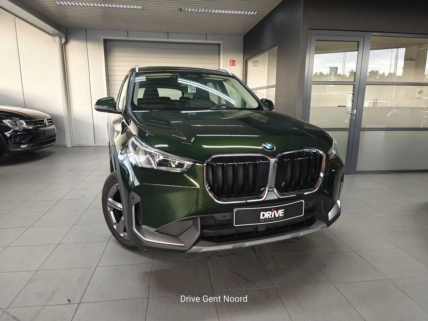 BMW X1 sDrive18i AUT *Pano dak / App / Camera* Vert - 2
