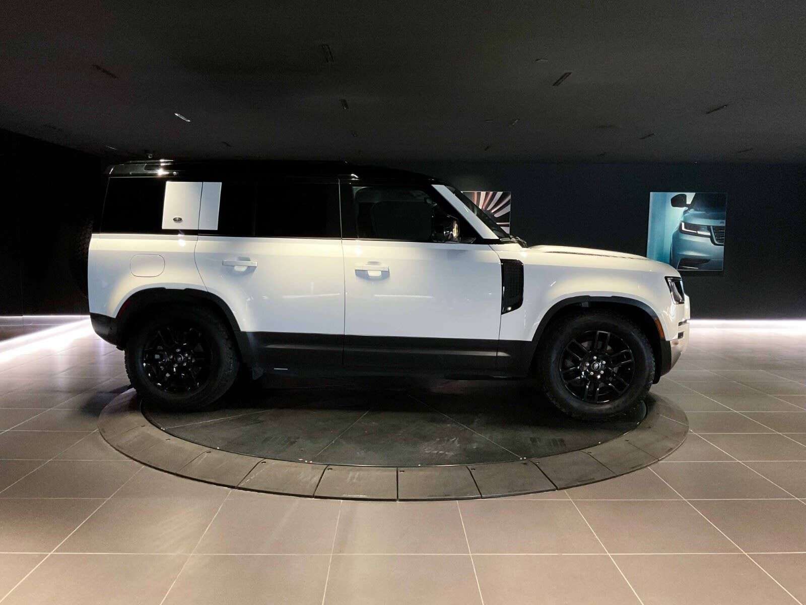 2023 Land Rover Defender S | Navigation | Bluetooth | Heated Seats | Heated alt 4