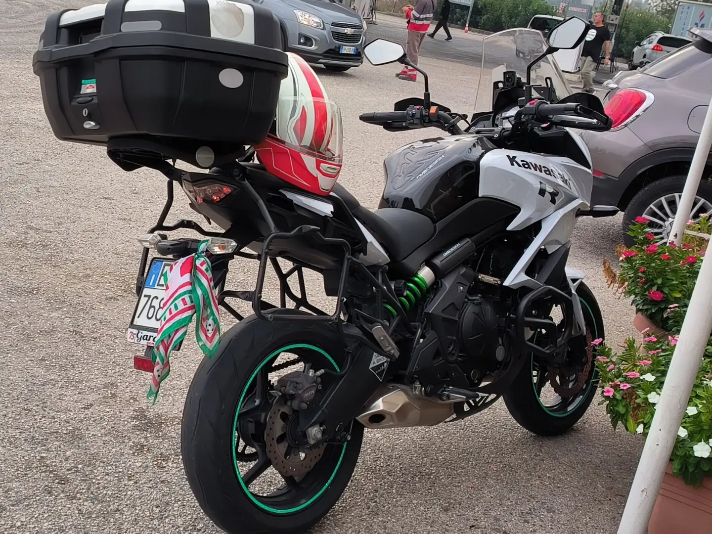 Kawasaki Versys 650 paramotore, bauletto givi, e telai per borse. Biały - 1