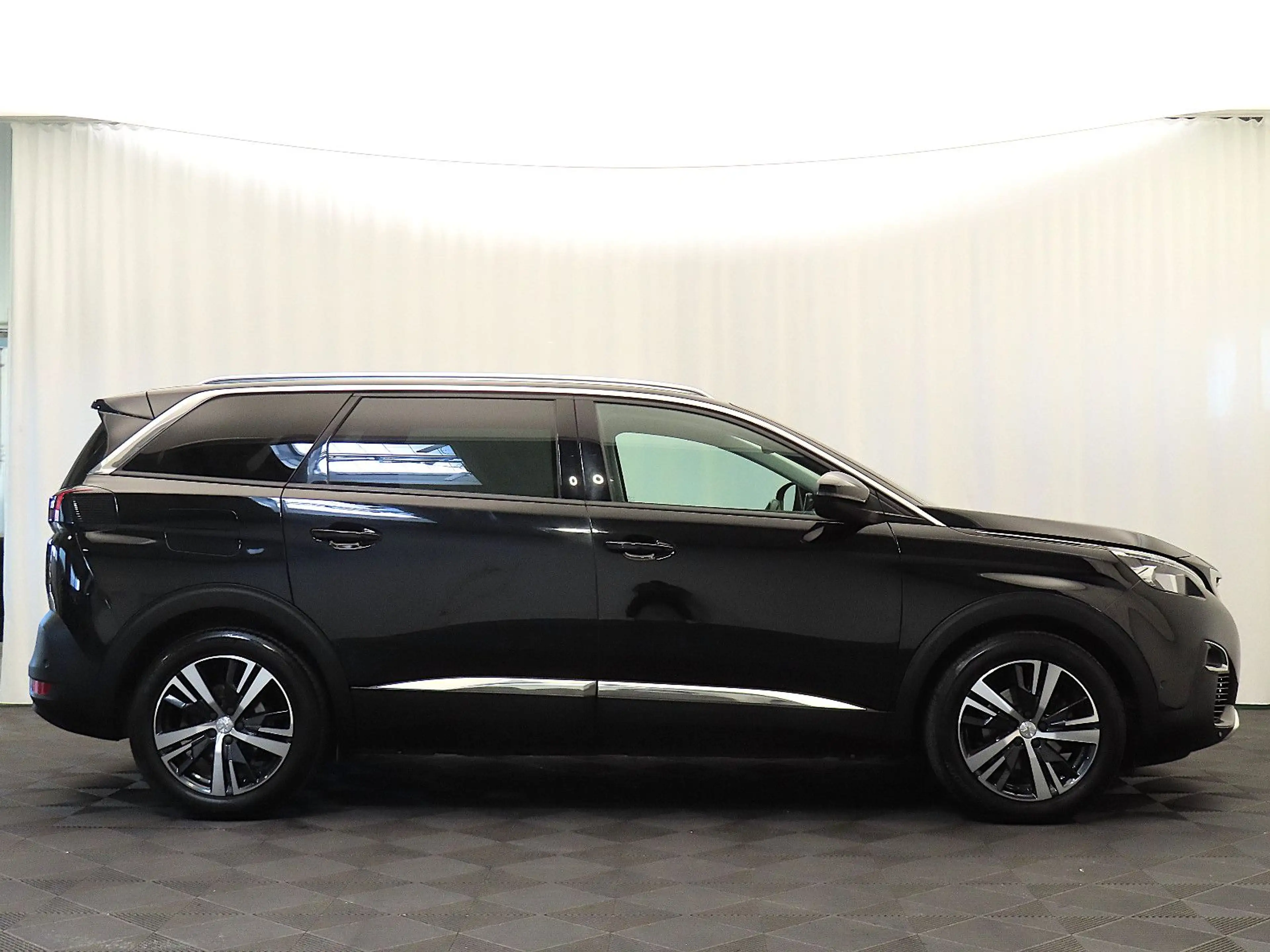 Peugeot 5008 Allure *AHK / 7-Sitzer / LED / Kamera* — photo 7