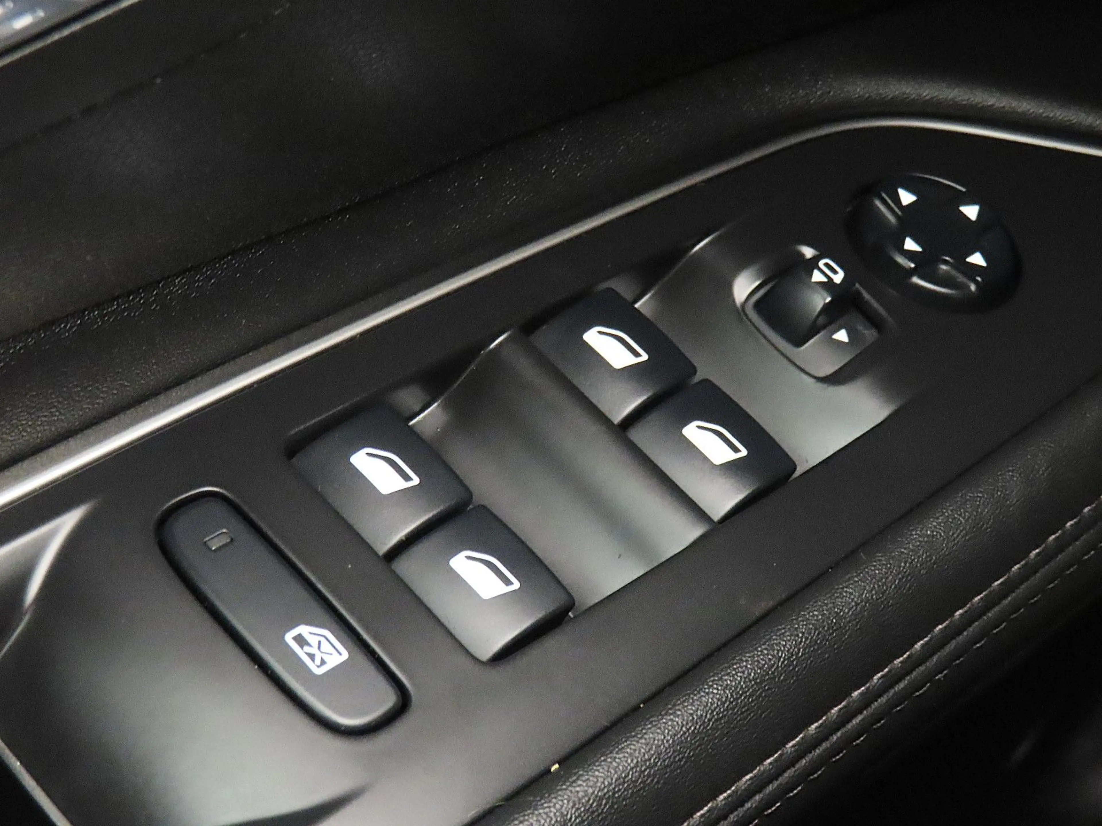 Peugeot 5008 Allure *AHK / 7-Sitzer / LED / Kamera* — photo 14