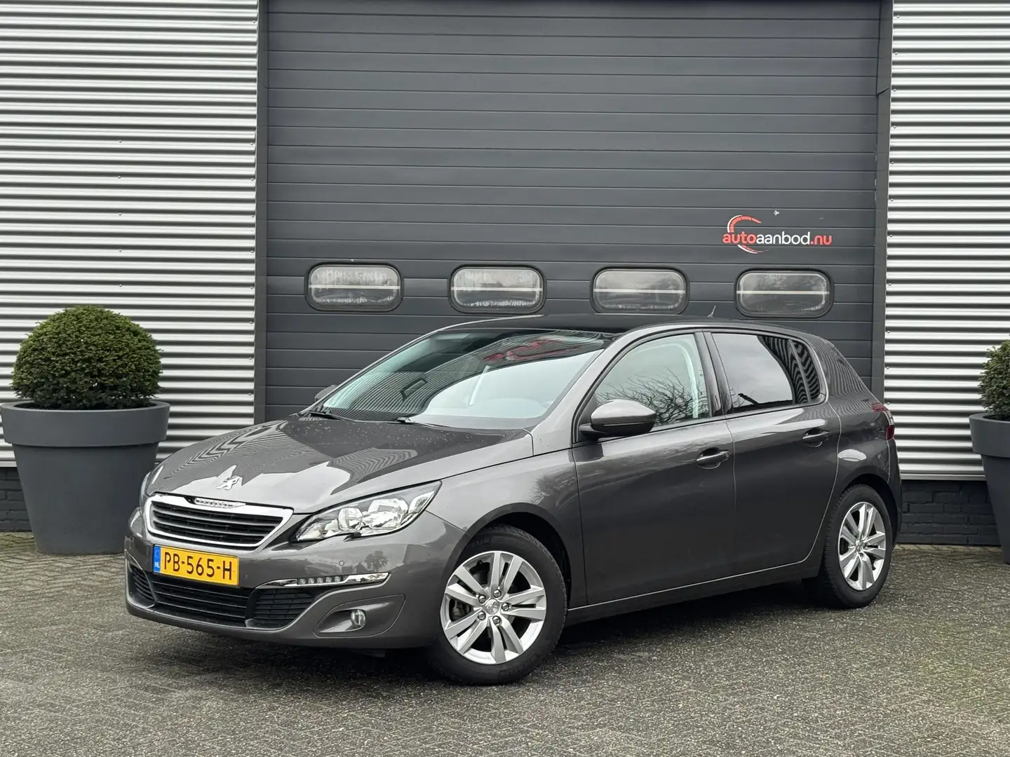 Peugeot 308 1.2 PureTech Blue Lion | Panoramadak | Navigatie | Grijs - 1