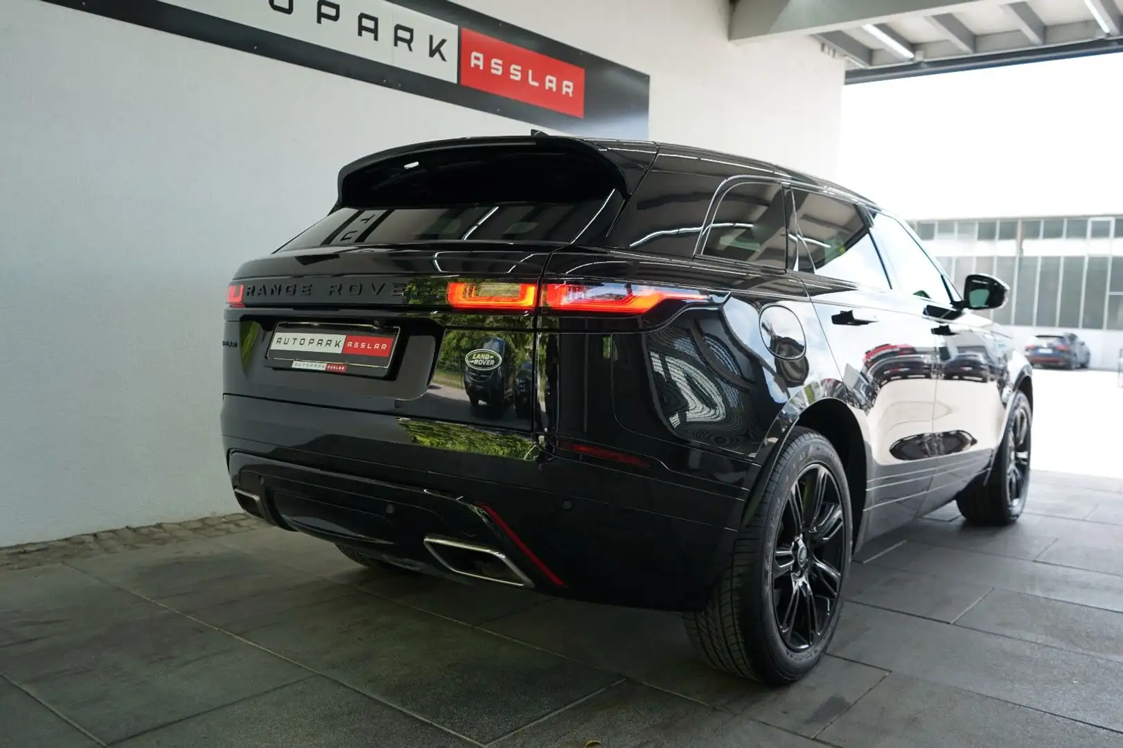Land Rover Range Rover Velar R-Dynamic SE*PANO*STHZ*14W*20z Zwart - 2