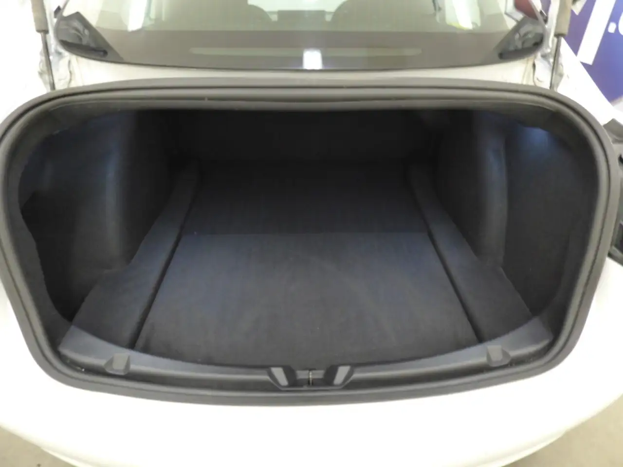 Tesla Model 3 снимка Tesla Model 3