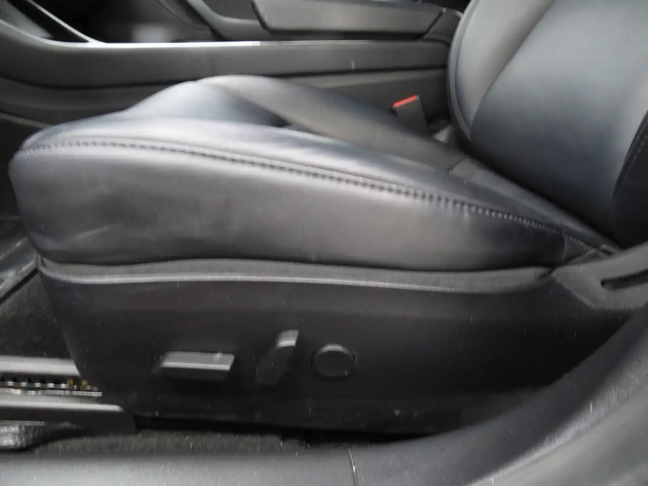 Tesla Model 3 снимка Tesla Model 3