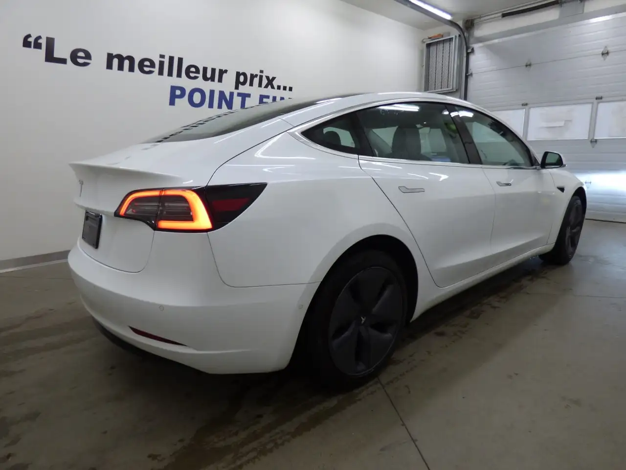 Tesla Model 3 снимка Tesla Model 3