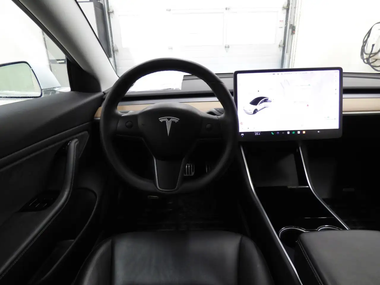 Tesla Model 3 снимка Tesla Model 3