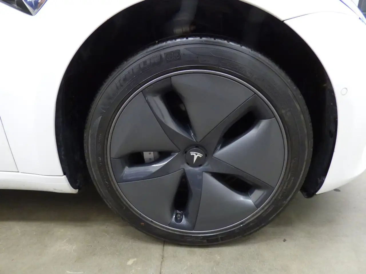 Tesla Model 3 снимка Tesla Model 3