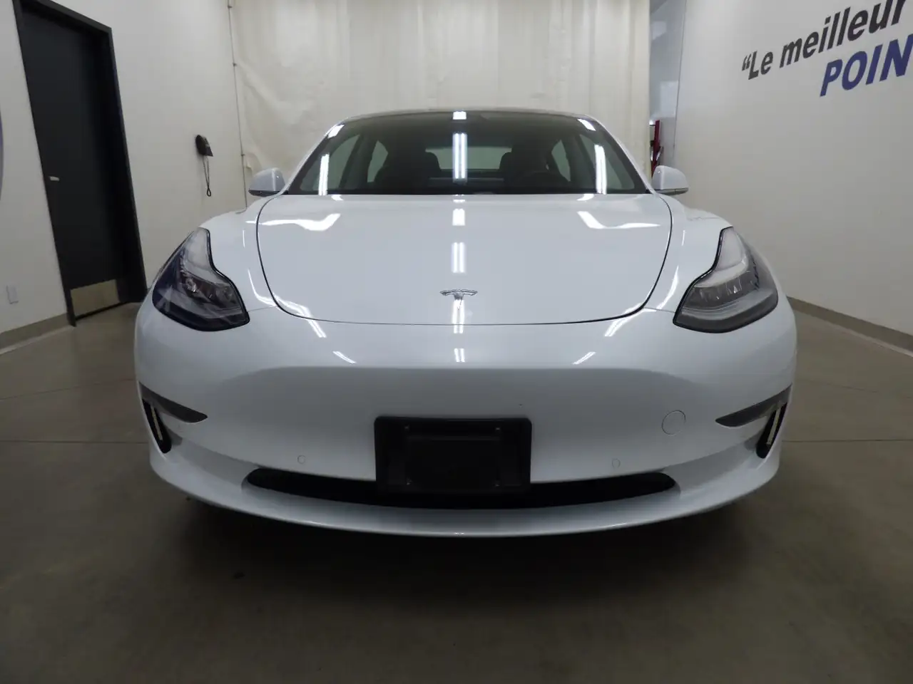 Tesla Model 3 снимка Tesla Model 3
