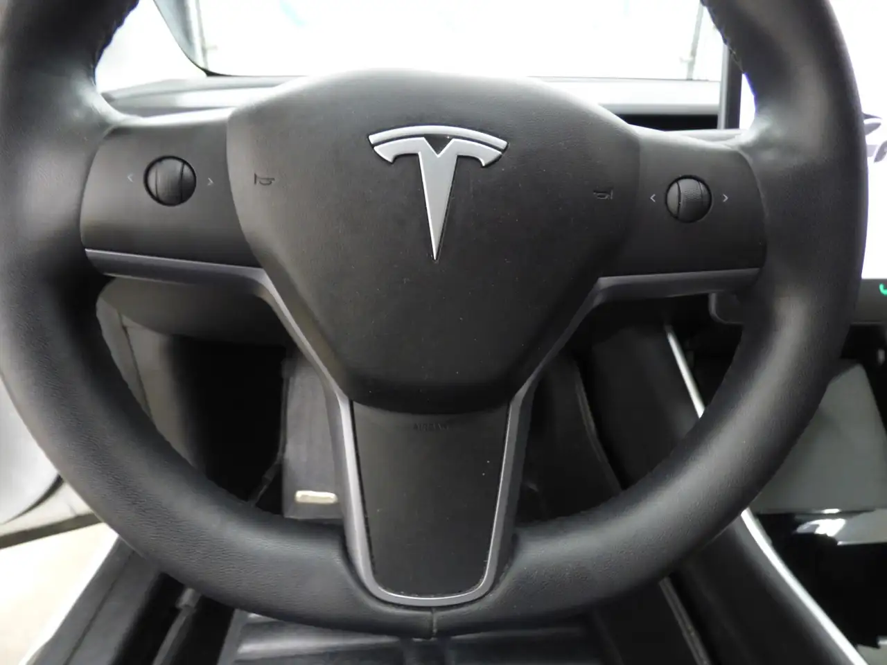 Tesla Model 3 снимка Tesla Model 3