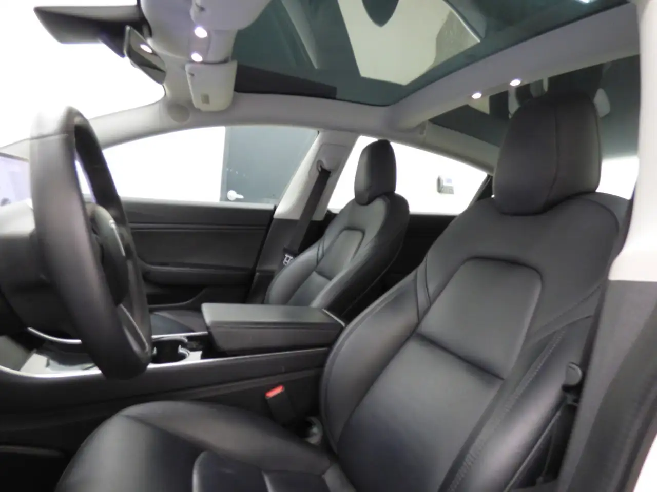 Tesla Model 3 снимка Tesla Model 3