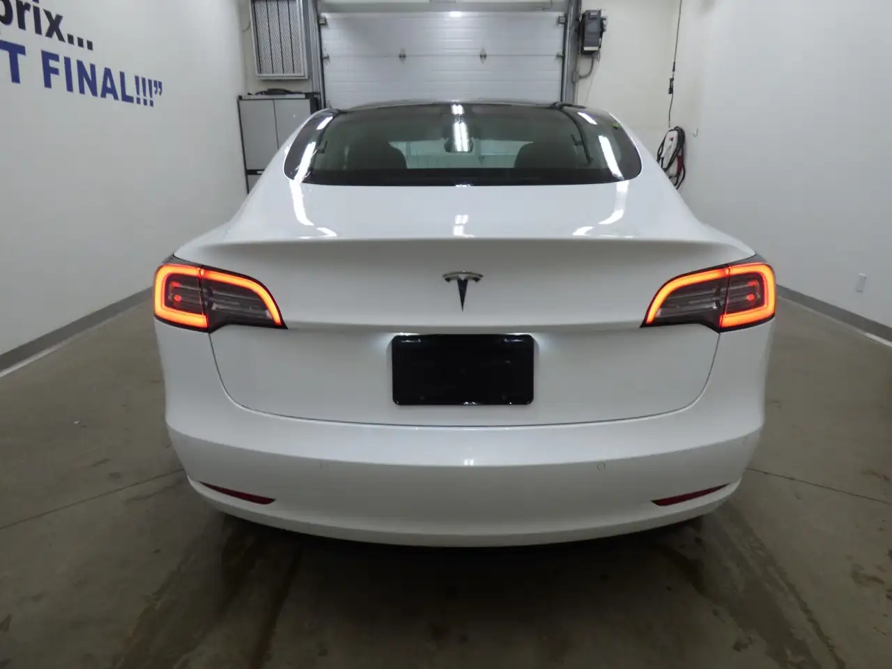 Tesla Model 3 снимка Tesla Model 3