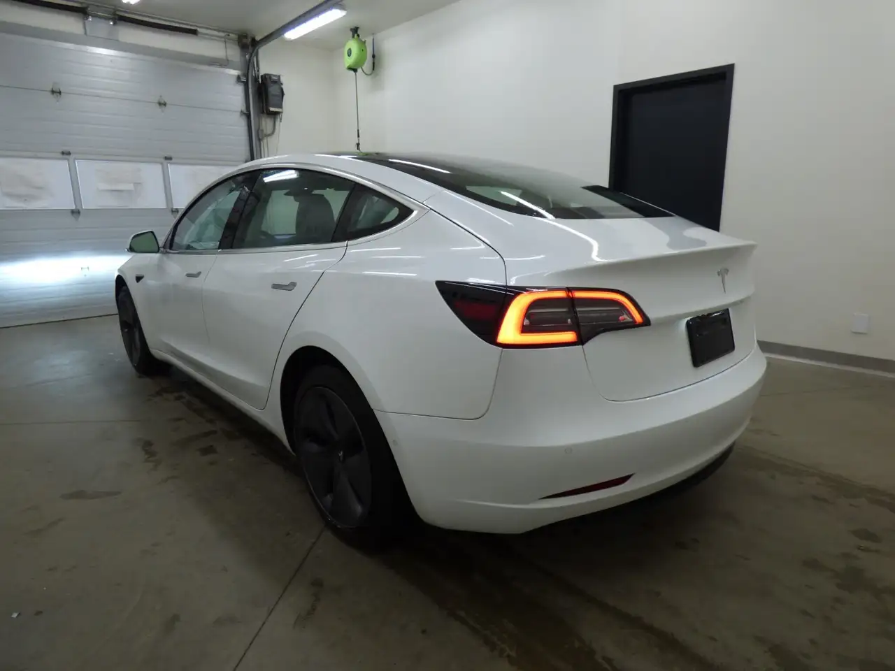 Tesla Model 3 снимка Tesla Model 3