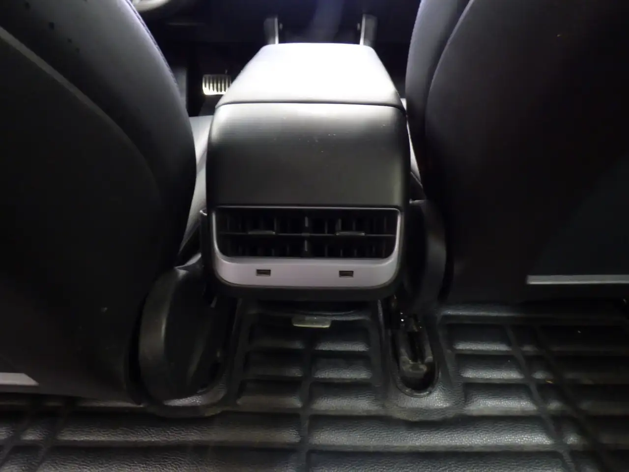 Tesla Model 3 снимка Tesla Model 3
